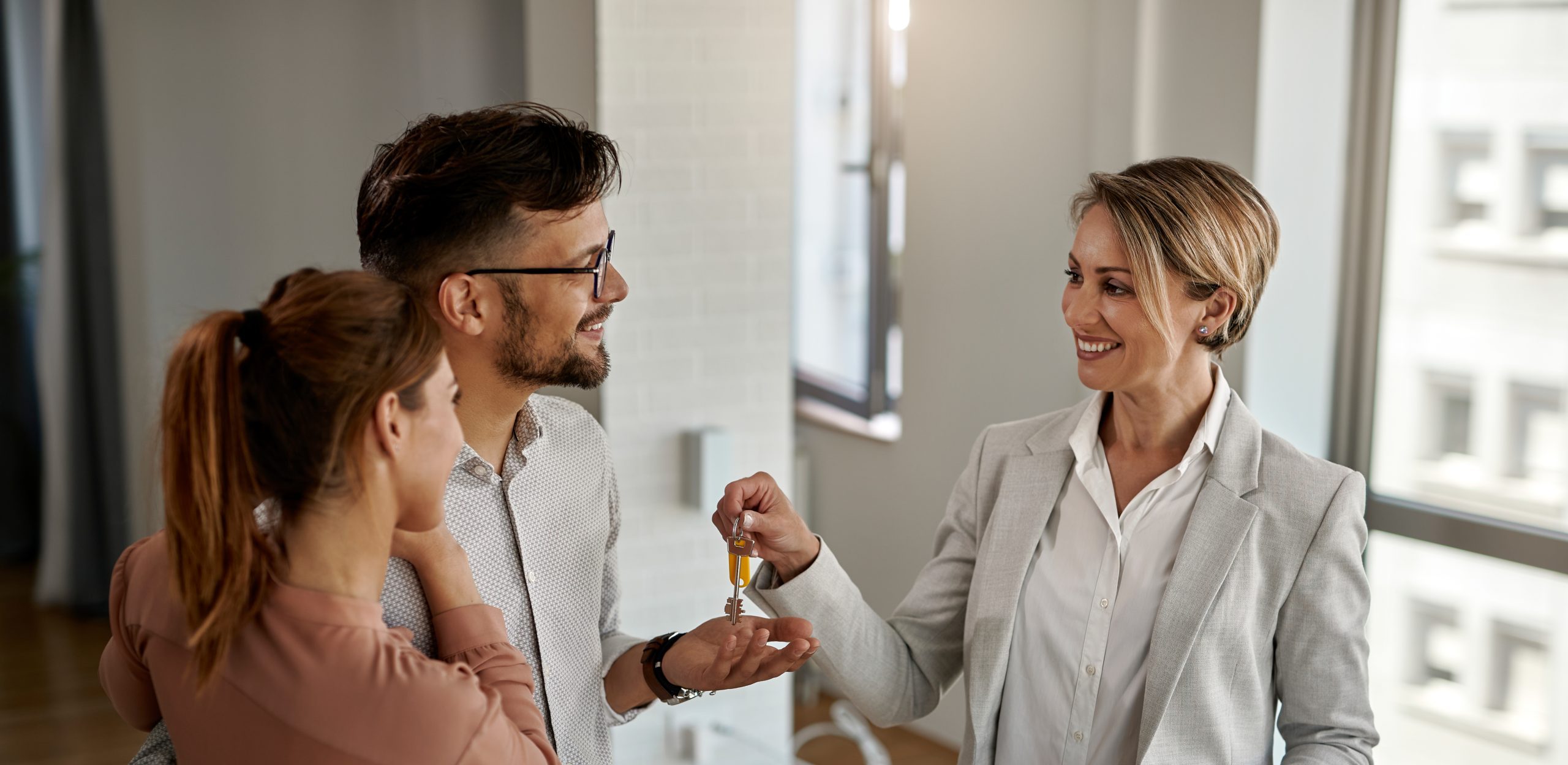 Why More Homeowners Are Choosing Full-Service, Hands-On Agents Over DIY Options